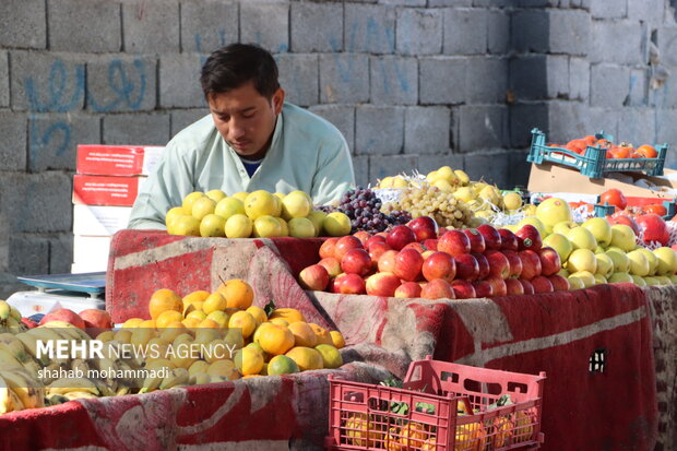 بازار میوه در شهر مرزی سراوان
