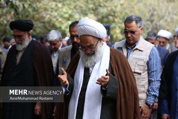 اقامه نماز استسقاء در ورامین به امامت آیت‌الله عباسی خراسانی