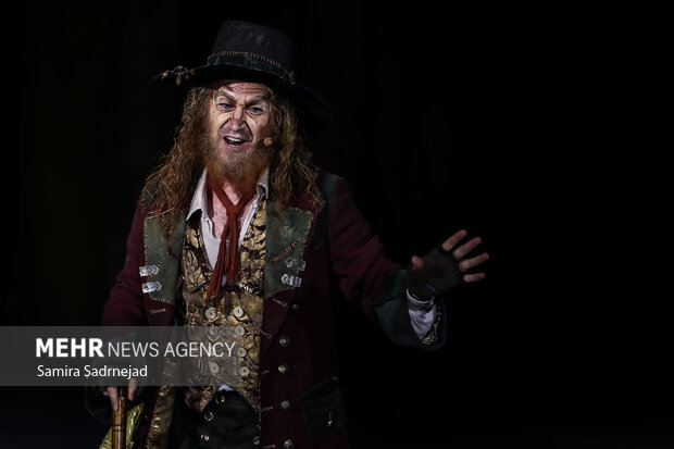 نمایش موزیکال الیورتوئیست