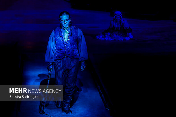 نمایش موزیکال الیورتوئیست