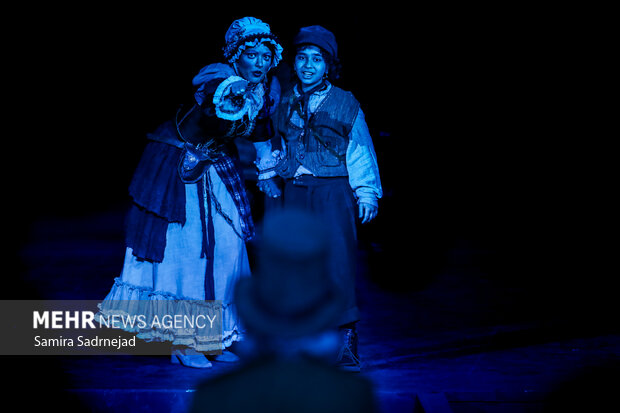 نمایش موزیکال الیورتوئیست