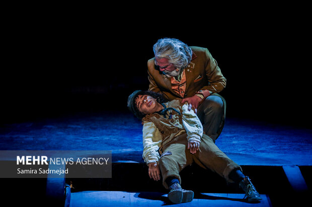 نمایش موزیکال الیورتوئیست