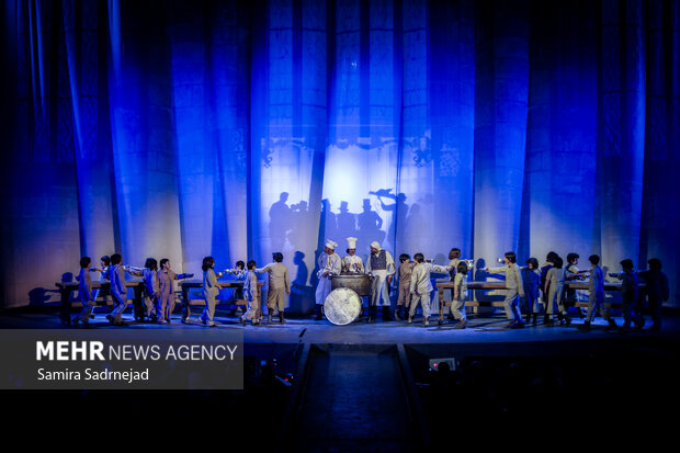 نمایش موزیکال الیورتوئیست