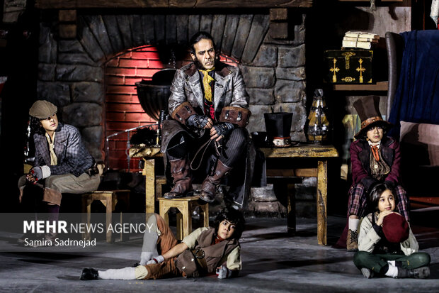 نمایش موزیکال الیورتوئیست