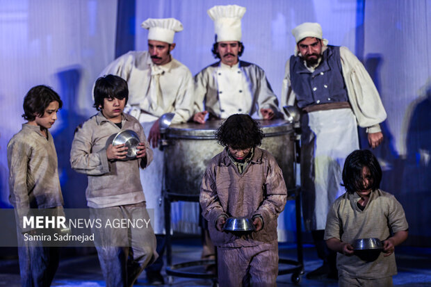 نمایش موزیکال الیورتوئیست