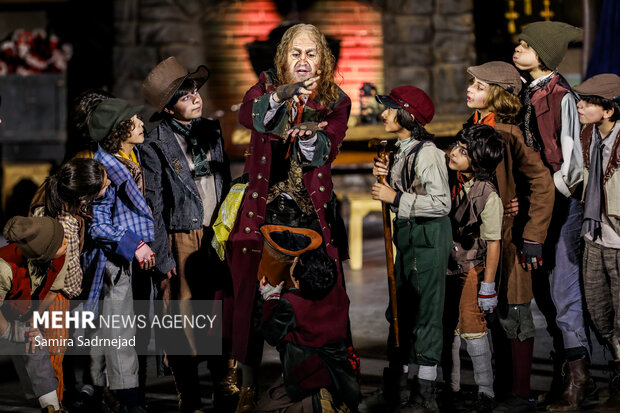 نمایش موزیکال الیورتوئیست