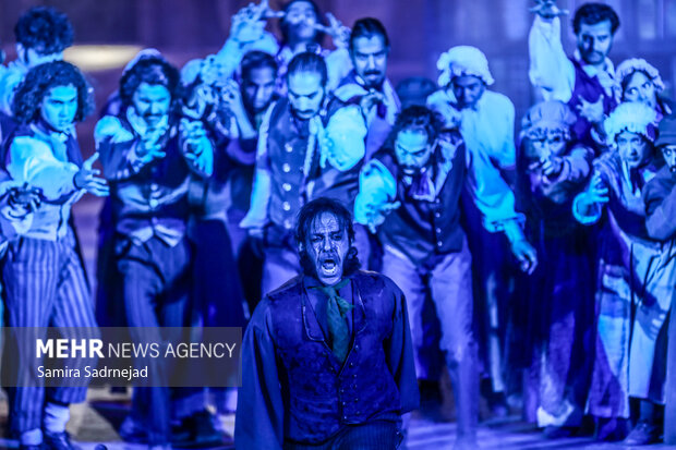 نمایش موزیکال الیورتوئیست