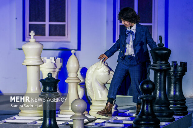 نمایش موزیکال الیورتوئیست