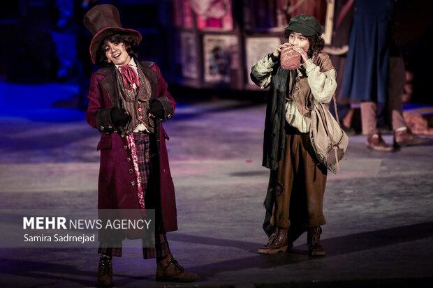 نمایش موزیکال الیورتوئیست