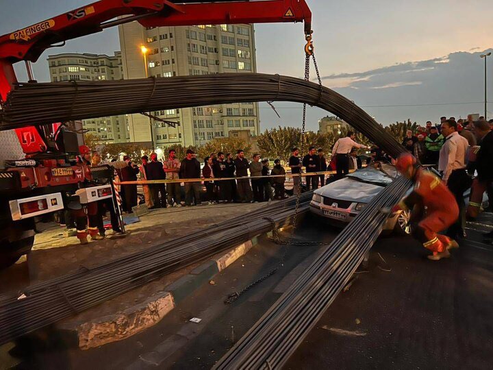 واژگونی کامیون حامل میلگرد در کوهسار