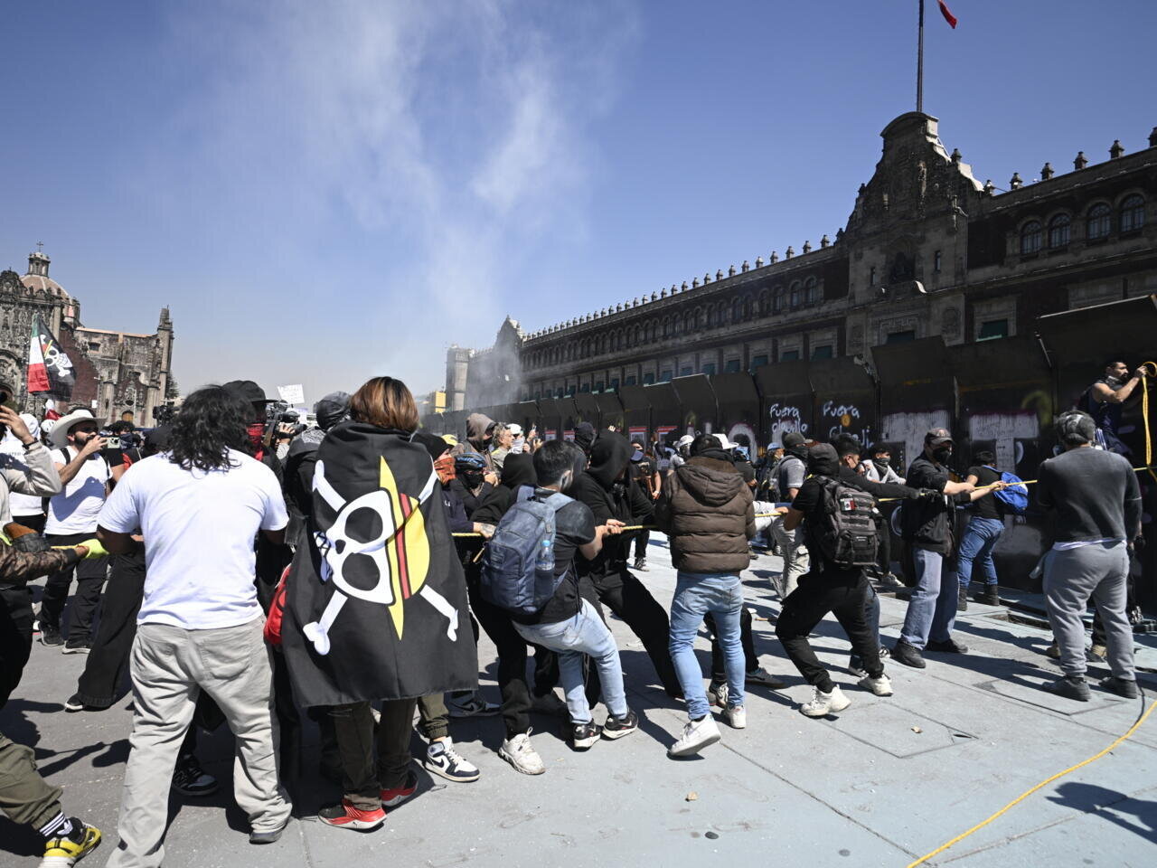 Protesti proti kriminalu v Mexico Cityju so se sprevrgli v spopade, protesti proti korupciji pa so potekali tudi v Manili