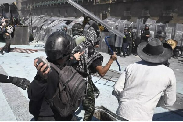 پليس،خبرگزاري،محافظ،معترض،كلاه،كاخ،ادعا،خبرنگاران