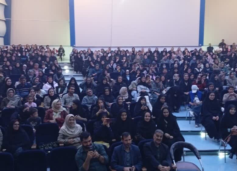 همایش «بدون تعارف با نسل Z» در فریدن برگزار شد