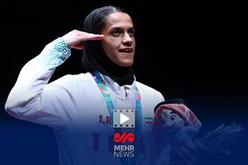 احترام نظامی سارا شفیعی هنگام اهدای مدال طلای بازیهای کشورهای اسلامی