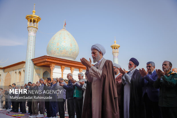 اقامه نماز باران در حرم شاهچراغ (ع)