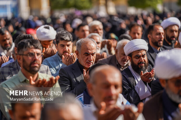 اقامه نماز باران در حرم شاهچراغ (ع)