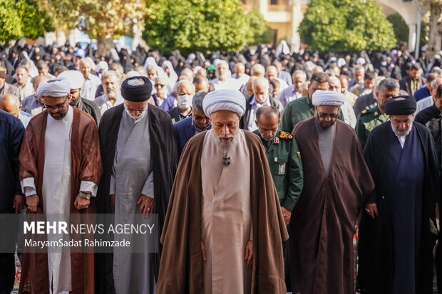 اقامه نماز باران در حرم شاهچراغ (ع)