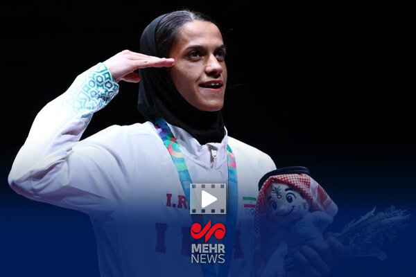 احترام نظامی سارا شفیعی هنگام اهدای مدال طلای بازیهای کشورهای اسلامی