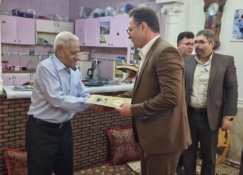 فرماندار تنگستان: خانواده‌های شهدا ولی‌نعمتان نظام اسلامی هستند