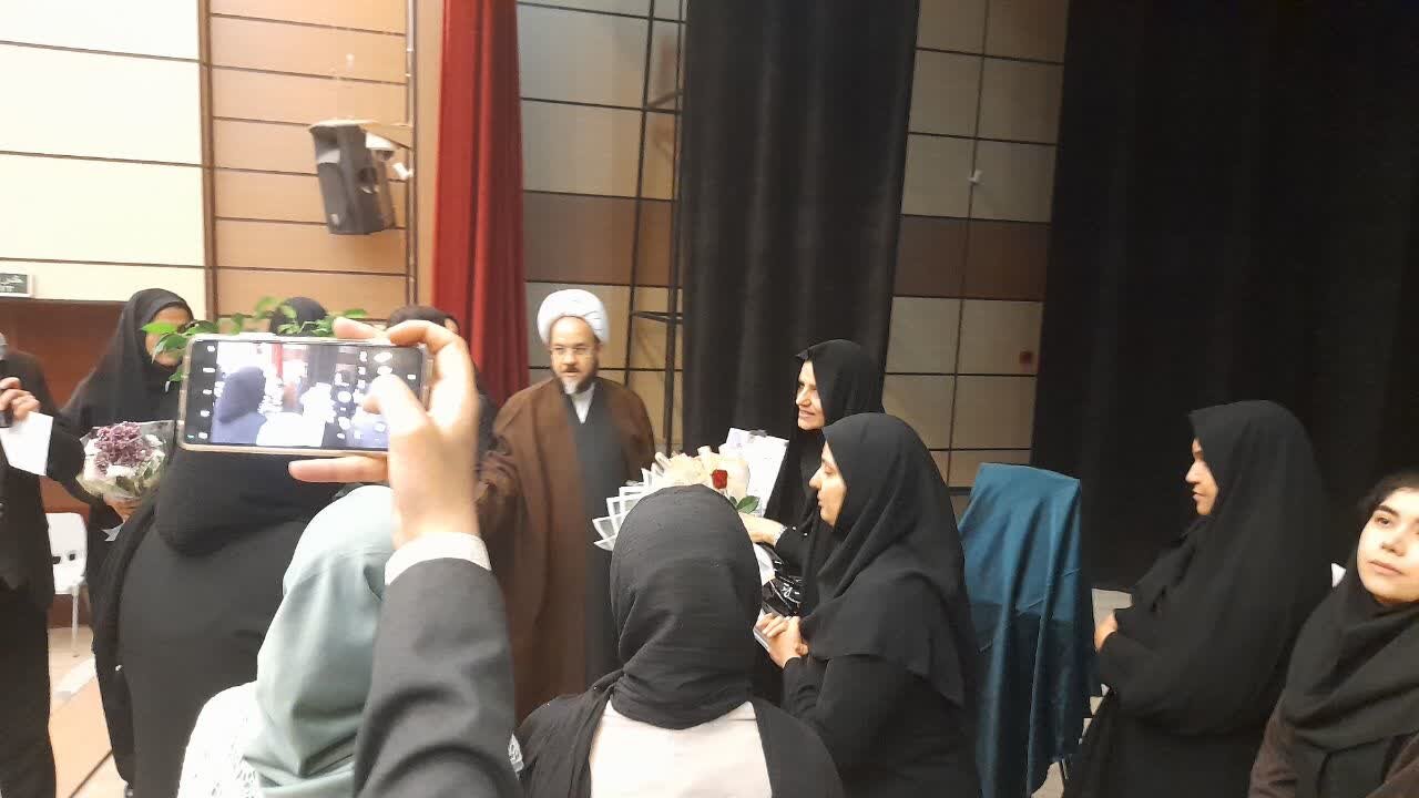 رونمایی از ۴ کتاب تالیف بانوان در شهرستان خلیل آباد