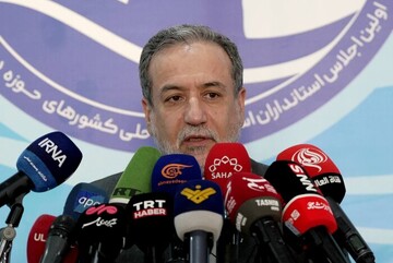 عراقجی يزور المعرض الجانبي للاجتماع السنوي لمؤتمر الدول الأطراف في اتفاقية حظر الأسلحة الكيميائية 