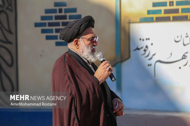 اقامه نماز باران توسط دانش آموزان مدرسه منتظرین شاهد در ورامین