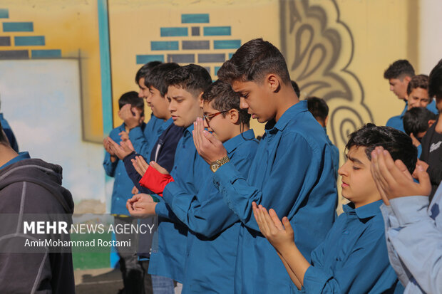 اقامه نماز باران توسط دانش آموزان مدرسه منتظرین شاهد در ورامین