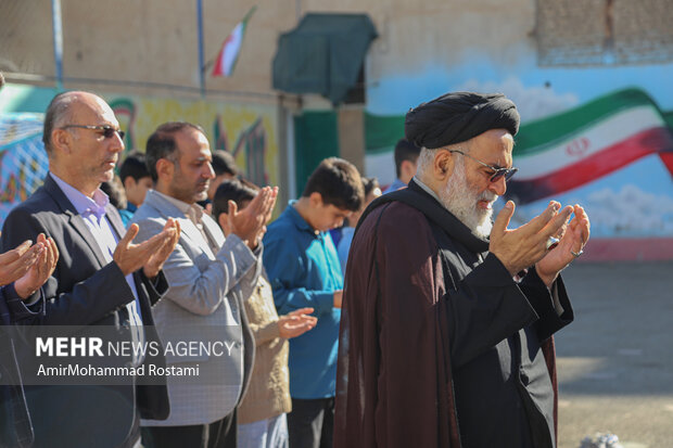 اقامه نماز باران توسط دانش آموزان مدرسه منتظرین شاهد در ورامین