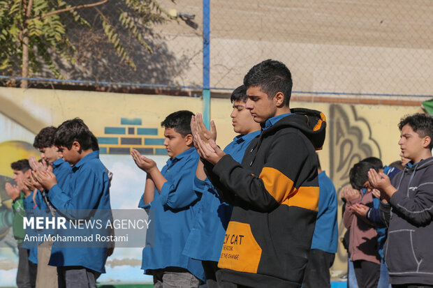 اقامه نماز باران توسط دانش آموزان مدرسه منتظرین شاهد در ورامین