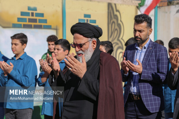 اقامه نماز باران توسط دانش آموزان مدرسه منتظرین شاهد در ورامین