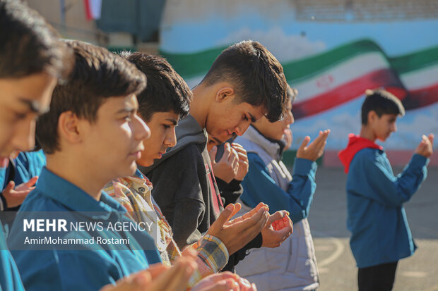 اقامه نماز باران توسط دانش آموزان مدرسه منتظرین شاهد در ورامین
