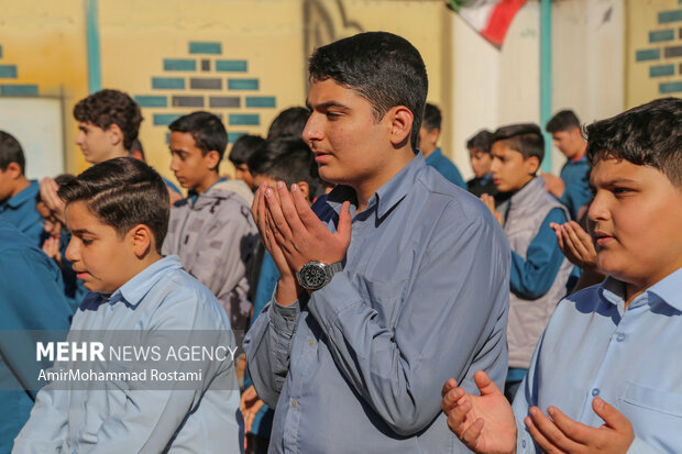 اقامه نماز باران توسط دانش آموزان مدرسه منتظرین شاهد در ورامین
