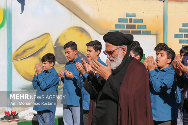 اقامه نماز باران توسط دانش آموزان مدرسه منتظرین شاهد در ورامین