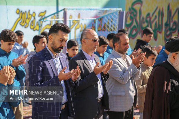 اقامه نماز باران توسط دانش آموزان مدرسه منتظرین شاهد در ورامین