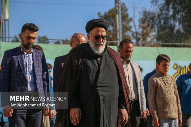 اقامه نماز باران توسط دانش آموزان مدرسه منتظرین شاهد در ورامین