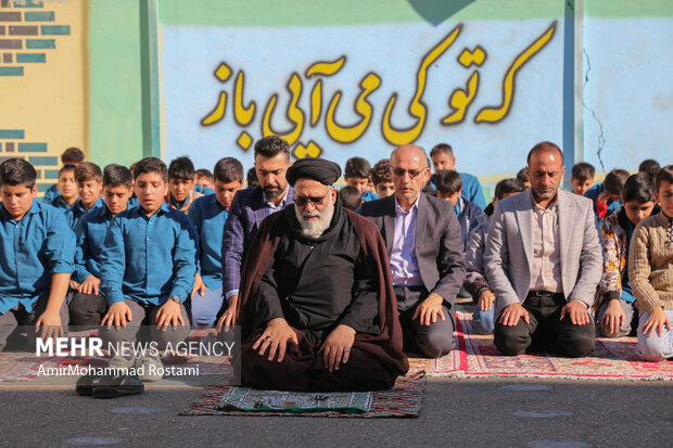 اقامه نماز باران توسط دانش آموزان مدرسه منتظرین شاهد در ورامین