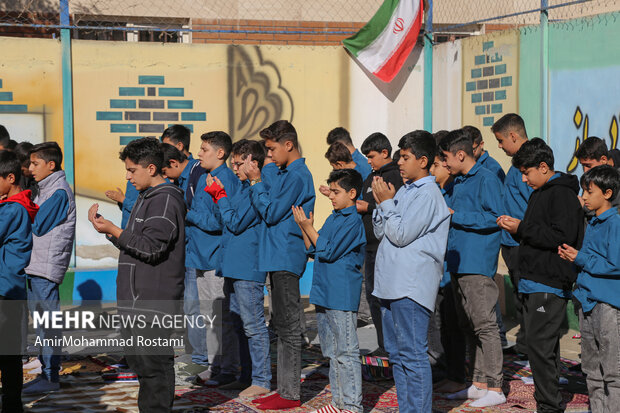 اقامه نماز باران توسط دانش آموزان مدرسه منتظرین شاهد در ورامین