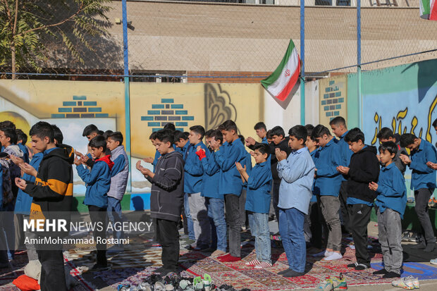 اقامه نماز باران توسط دانش آموزان مدرسه منتظرین شاهد در ورامین