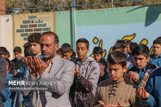 اقامه نماز باران توسط دانش آموزان مدرسه منتظرین شاهد در ورامین