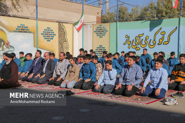 اقامه نماز باران توسط دانش آموزان مدرسه منتظرین شاهد در ورامین