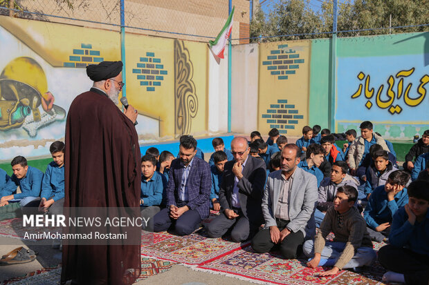 اقامه نماز باران توسط دانش آموزان مدرسه منتظرین شاهد در ورامین