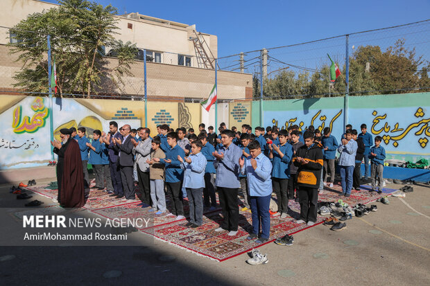 اقامه نماز باران توسط دانش آموزان مدرسه منتظرین شاهد در ورامین