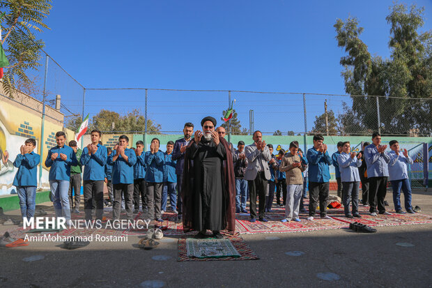 اقامه نماز باران توسط دانش آموزان مدرسه منتظرین شاهد در ورامین