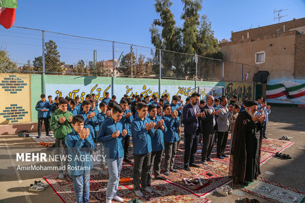 اقامه نماز باران توسط دانش آموزان مدرسه منتظرین شاهد در ورامین