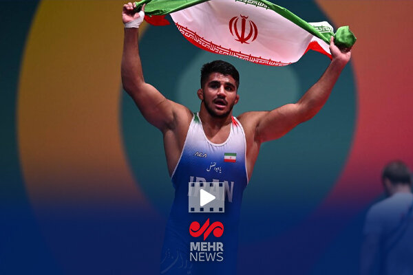 دور افتخار غلامرضا فرخی پس از کسب مدال طلای بازیهای کشورهای  ...