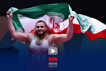 دور افتخار فردین هدایتی با پرچم ایران پس از قهرمانی در ریاض