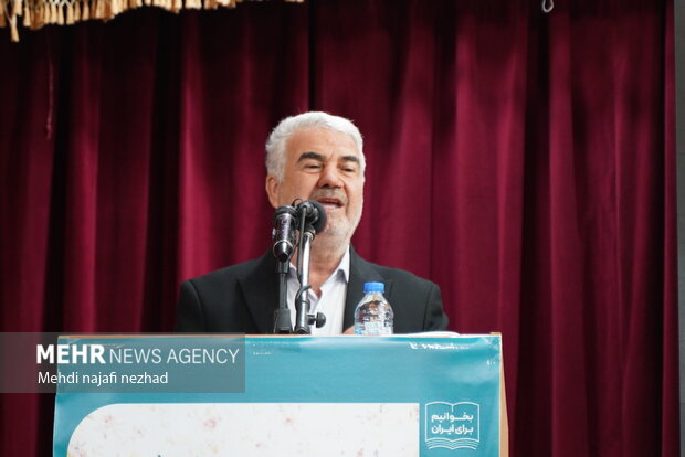 آیین گرامیداشت هفته کتاب و تجلیل از کتابداران و فعالان برتر در عرصه کتاب و کتابخوانی