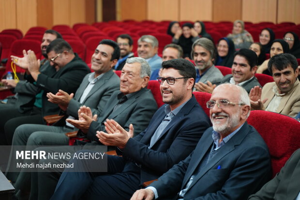 آیین گرامیداشت هفته کتاب و تجلیل از کتابداران و فعالان برتر در عرصه کتاب و کتابخوانی