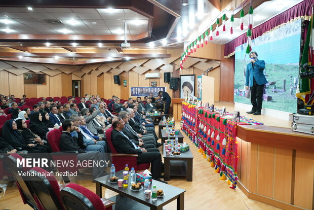 آیین گرامیداشت هفته کتاب و تجلیل از کتابداران و فعالان برتر در عرصه کتاب و کتابخوانی