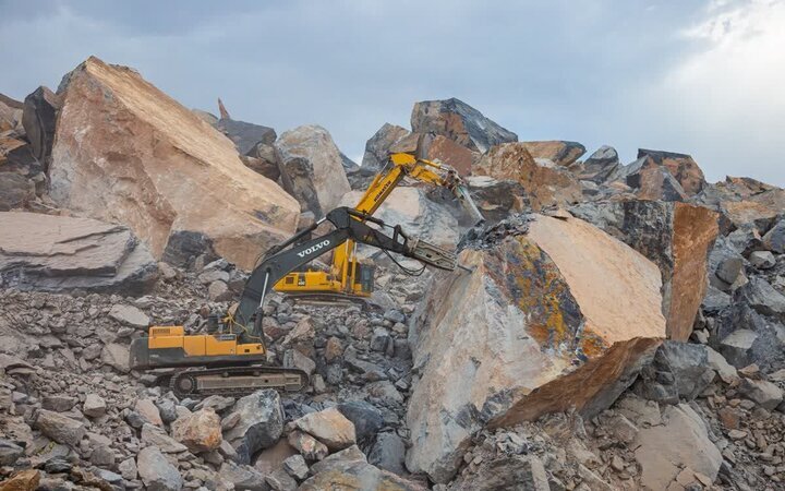 ۸۰ هزار تن سنگ میان خانواده و آخرین وداع؛ معدن شازند در انتظار ایمنی